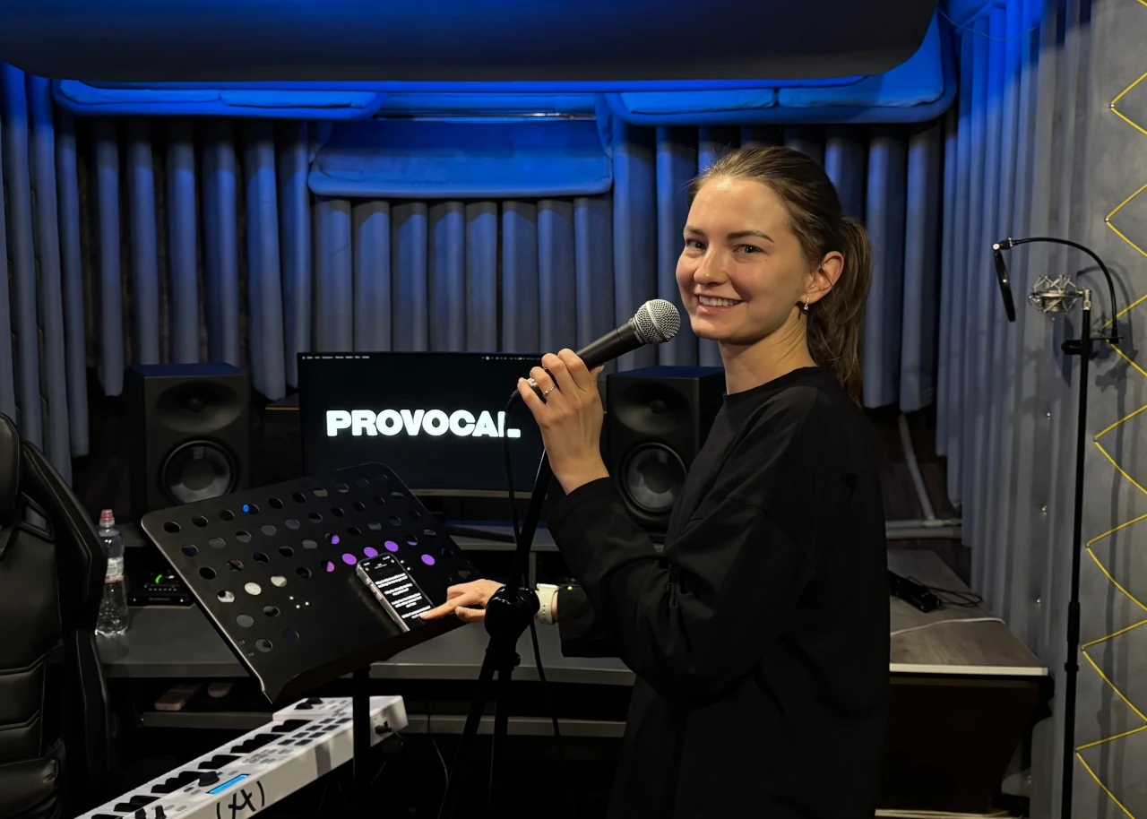 Ліза Білич практикує вокал у студії PROVOCAL